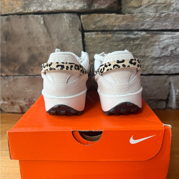 NIB/New Women’s Nike Waffle Debut 6 - Picture 4 of 6